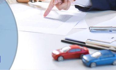 insurance agent explaining Illinois car insurance laws