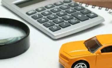 Image of a yellow car, calculator, and magnifying glass, featuring the rateForce logo.